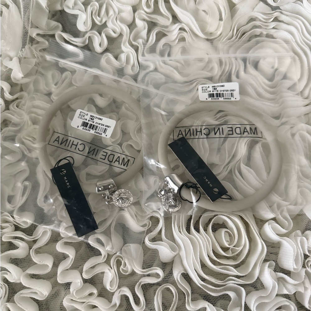 BNWT! Marc Jacobs Oyster grey with silver Charm Bracelet Set